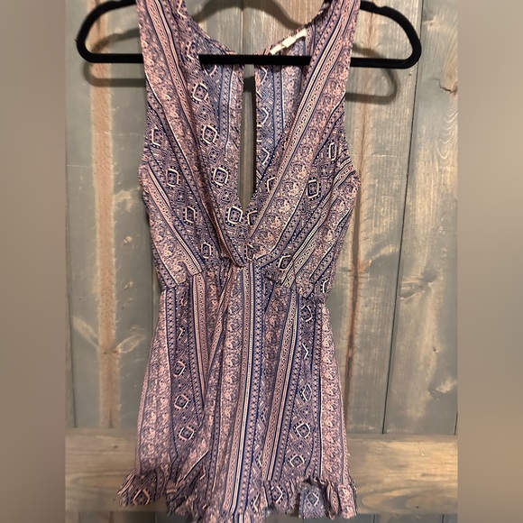 Super Cute Patterned Romper with Ruffles - Picture 2 of 6